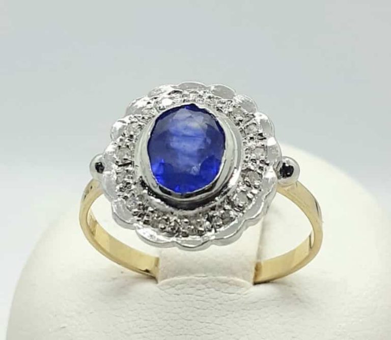 18kt gold ring vintage with sapphire 2.8carats and diamonds